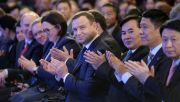 Prezydent Andrzej Duda (4P) oraz szef kancelarii prezydenta Małgorzata Sadurska (5P) i zastępca sekretarza generalnego urzędu miasta Szanghaj Xu Yibo (3P) (fot. PAP/Jacek Turczyk)