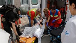 Medics attend to an injured child at the site of a rocket strike on the Okhmadyt children’s hospital in Kyiv, Ukraine, July 08, 2024. Photo: PAP/EPA/SERGEY DOLZHENKO 