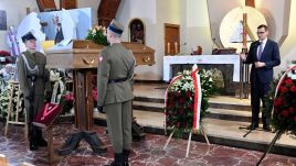 Premier Mateusz Morawiecki (P) podczas uroczystości pogrzebowych prof. dr hab. Waldemara Parucha  (fot. Wojtek Jargiło)