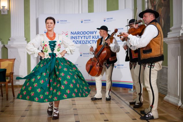 Fot/Ewa Kalinowska/ 53. Międzynarodowy Festiwal Folkloru Ziem Górskich, Hanna Rybka przy akompaniamencie Wojciecha Buńdy, Pawła Trebunia Tutka, Roberta Czecha.