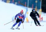 Prezydent Andrzej Duda (L) podczas 8. edycji charytatywnych zawodów w narciarstwie alpejskim 12H Slalom Maraton Zakopane 2022” na Polanie Szymoszkowej w Zakopanem (fot. PAP/Grzegorz Momot)