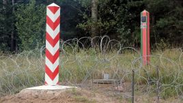 Pas drogi granicznej na polsko-białoruskiej granicy w Kopczanach (fot. PAP/Artur Reszko)