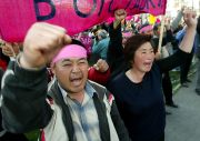 Протестующие киргизской оппозиции во время митинга в Бишкеке. 24 марта 2005 года. Фото: Reuters / Reuters / Forum