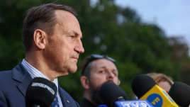 Radosław Sikorski has said he is waiting to see if talks with Ukraine over exhumations will “bear fruit.”. Photo: PAP/Leszek Szymański