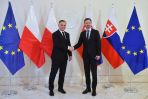 Prezydent Andrzej Duda (L) i premier Republiki Słowackiej Eduard Heger (P) podczas powitania w Kancelarii Rządu Republiki Słowackiej w Bratysławie (fot. PAP/Radek Pietruszka)