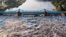 While many Wrocław residents have breathed a sigh of relief, the situation remains delicately poised. Photo: PAP/Maciej Kulczyński