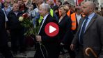 Prezes PiS Jarosław Kaczyński (C) wśród uczestników marszu (fot. PAP/Marcin Obara)