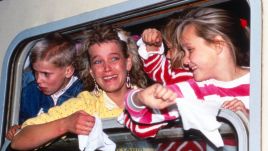 Emotional Germans reach the West via Warsaw. Photo: Frank Hempel/United Archives via Getty Images 