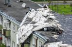 Zerwany dach na bloku przy ul. Okrzei 1 na bydgoskim Błoniu (fot. nadesłane Collkulka)
