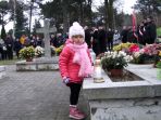 Mała patriotka na cmentarzu w Nowej Wsi Wielkiej (fot. Bożena Sas)