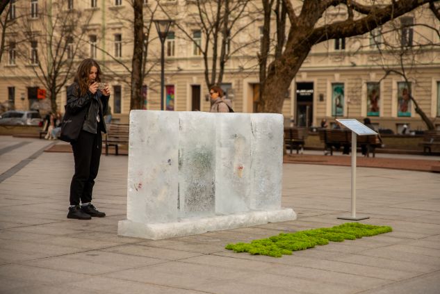 Instalacja z lodu z okazji obchodów Dnia Ziemi, fot. Karina Mieczkowska