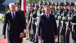 Prezydent Litwy Gitanas Nauseda oraz prezydent Andrzej Duda podczas oficjalnego powitania przed Pałacem Prezydenckim w Wilnie (fot. PAP/Radek Pietruszka)