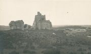 Castle ruins from before 1932. Photo: Henryk Poddębski 