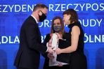 Prezydent RP Andrzej Duda (L) z przedstawicielami Fundacji Tu Brzoza, wyróżnionej Nagrodą Prezydenta RP „Dla Dobra Wspólnego” w kategorii Dzieło za Folkowe Przystanki (fot. PAP/Leszek Szymański)