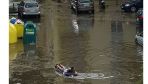 Mieszkaniec Kapuścisk na pontonie na zalanej ulicy (fot. Bogumiła Muller)