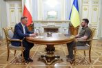 Prezydent RP Andrzej Duda (L) i prezydent Ukrainy Wołodymyr Zełenski (P) podczas spotkania w Kijowie (fot. PAP/Jakub Szymczuk/KPRP)