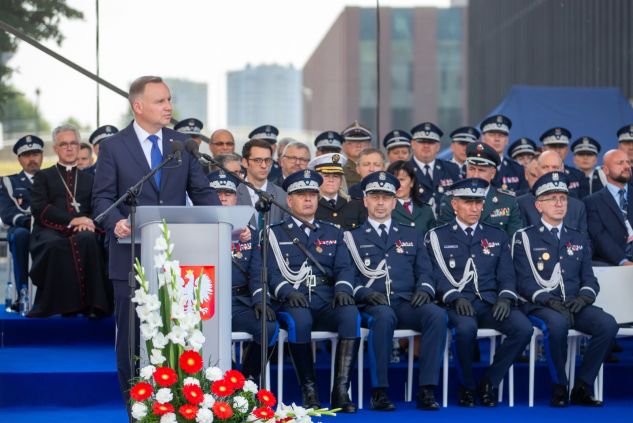 Prezydent Andrzej Duda (C-L) przemawia podczas centralnych obchodów Święta Policji na placu Sławika i Antalla w Katowicach (fot. PAP/Tomasz Wiktor)