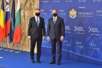 Prezydent Andrzej Duda i prezydent Bułgarii Rumen Georgiew Radew podczas ceremonii oficjalnego powitania (fot. PAP/EPA/VASSIL DONEV)