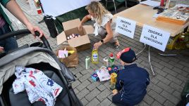 Charitable collection in progress for flood relief. Photo: PAP/Wojtek Jargiło