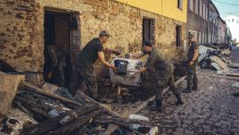 Polish army providing aid in flood-stricken arreas. Photo: 18 Dywizja Zmechanizowana/ X