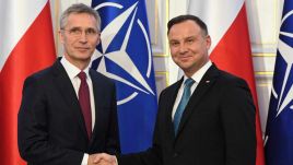 Prezydent Andrzej Duda (P) i sekretarz generalny NATO Jens Stoltenberg (L)  (fot. arch. PAP/Radek Pietruszka)