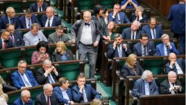 Sejm rozpatruje  projekt ustawy zakładającym wydłużenie kadencji samorządów (fot. PAP/Mateusz Marek)