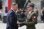 Prezydent RP Andrzej Duda (L) oraz odznaczony Wojskowym Krzyżem Zasługi płk Sławomir Warmbier (P) (fot. PAP/PaweŁ Supernak)