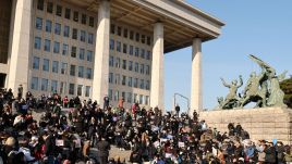 Crowds outside the South Korean parliament the day after President Yoon Suk Yeol decreed martial law. Photo: PAP/EPA/HAN MYUNG-GU 