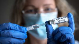 Od 27 grudnia 2020 r. rozpoczęły się w Polsce szczepienia przeciw COVID-19 (fot. Shutterstock/Viacheslav Lopatin)