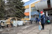 Мирные жители набирают воду возле больницы в Мариуполе. 4 апреля 2022 года. Фото: Леон Кляйн / AA / ABACA / Abaca / East News