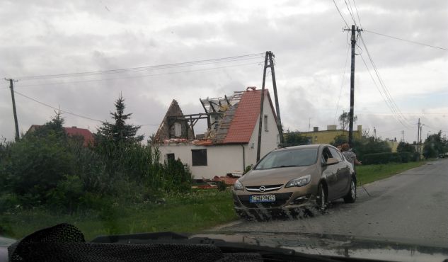 Zerwany dach na domu w Bożejewiczkach (fot. Iwona Jaworska)