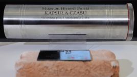 Kamień węgielny i kapsuła czasu zaprezentowane podczas uroczystości wmurowania kamienia węgielnego pod budowę Muzeum Historii Polski (fot. PAP/Tomasz Gzell)
