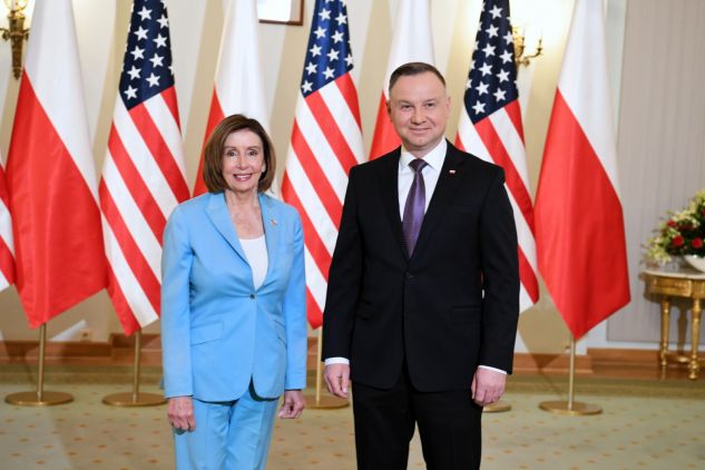 Prezydent Andrzej Duda i przewodnicząca Izby Reprezentantów Stanów Zjednoczonych Nancy Pelosi podczas powitania w Pałacu Prezydenckim w Warszawie (fot. PAP/Andrzej Lange)