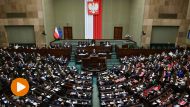 Posłowie podczas wystąpienia premiera Mateusza Morawieckiego na sali obrad (fot. PAP/Radek Pietruszka)