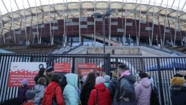 Uchodźcy z Ukrainy przed masowym punktem nadawania numerów PESEL na Stadionie Narodowym w Warszawie (fot. arch. PAP/Albert Zawada)