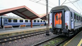 Rzecznik rządu Piotr Müller dodał, że chodzi o wszystkie klasy i rodzaje pociągów w PKP  (fot. arch. PAP/Darek Delmanowicz)