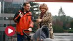Lucyna pokazuje Michałowi zdjęcie małej córeczki, którą urodziła Hania. Fot. TVP