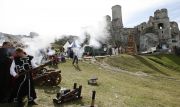 Reenactors of medieval tournaments in Ogrodzieniec castle. Photo: Andrzej Grygiel/PAP 