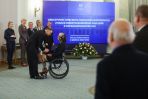 Prezydent RP Andrzej Duda (C-L) i odznaczony Złotym Krzyżem Zasługi Marek Pater (C-P) (fot. PAP/Rafał Guz)