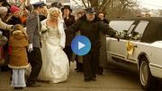 „U Pana Boga w ogródku” przenosi widzów do Królowego Mostu, gdzie życie małej społeczności balansuje między tradycją a nowoczesnością. Fot. TVP