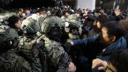 South Korean soldiers try to get into the national assembly. Photo: Chung Sung-Jun/Getty Images    