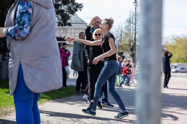 Z okazji Międzynarodowego Dnia Tańca w Niemenczynie odbył się FlashMob, fot. TVP Wilno/Eva Przychodska