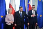 Przewodnicząca Komisji Europejskiej Ursula von der Leyen (L), prezydent RP Andrzej Duda (C) i premier RP Mateusz Morawiecki (P) podczas spotkania w Belwederze (fot. PAP/Marcin Obara)