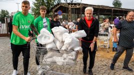 Players of Śląsk Wrocław and their coach Jacek Magiera helped stock up on sandbags to shore up flood defenses. Photo: Facebook/Śląsk Wrocław