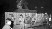 Protesters daub the statue’s plinth on December 6, 1989—days later, the monument would be dismantled. Photo: PAP/Stanisław Gawliński 