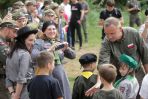 Prezydent Andrzej Duda (C) spotkał się z uczestnikami obozu harcerskiego organizowanego przez Harcerstwo Polskie na Ukrainiew Ząbiu (fot. PAP/Tomasz Waszczuk)