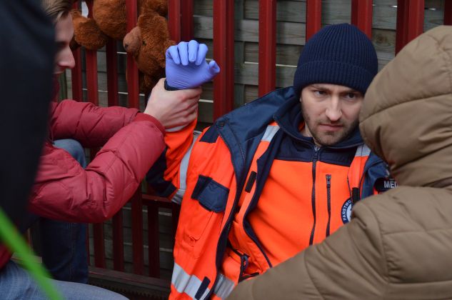 Doktor Góra, przerażony, zamknie się z Martyną w aucie i wezwie pomoc. Tymczasem Piotrek trafi w ręce wściekłego tłumu… Jaki będzie finał?