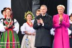 Prezydent Andrzej Duda (2P) oraz pierwsza dama Agata Kornhauser-Duda (P) podczas Centralnych Dożynek Prezydenckich w Warszawie (fot. PAP/Radek Pietruszka)