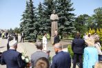 Prezydent Republiki Litewskiej Gitanas Nauseda (C-P) z małżonką Dianą Nausediene (C-L) złożyli kwiaty przed pomnikiem biskupa Antanasa Baranauskasa w Sejnach (fot. PAP/Artur Reszko)