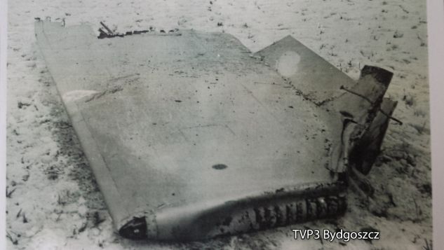 Samolot rozbił się na polach, na których były stogi słomy konopi